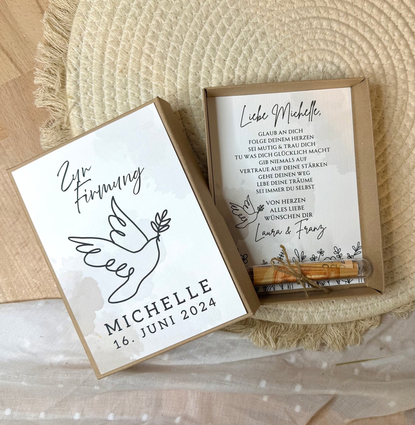Personalisiertes Geldgeschenk Fisch Taube zur Firmung, Kommunion, Konfirmation, Jugendweihe – Geschenkbox mit Reagenzglas im Boho-Stil