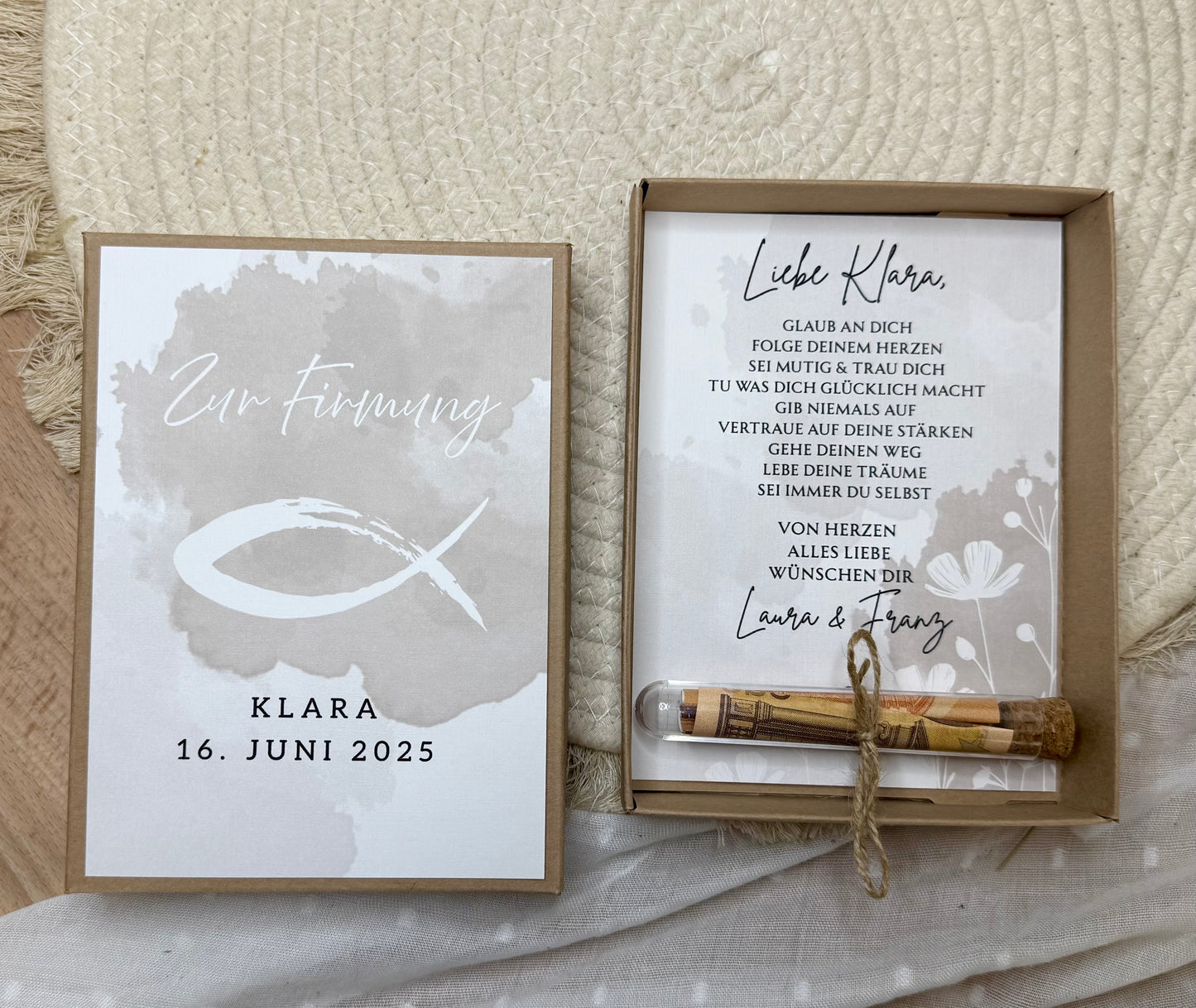 Personalisiertes Geldgeschenk Fisch Taube zur Firmung, Kommunion, Konfirmation, Jugendweihe – Geschenkbox mit Reagenzglas im Boho-Stil