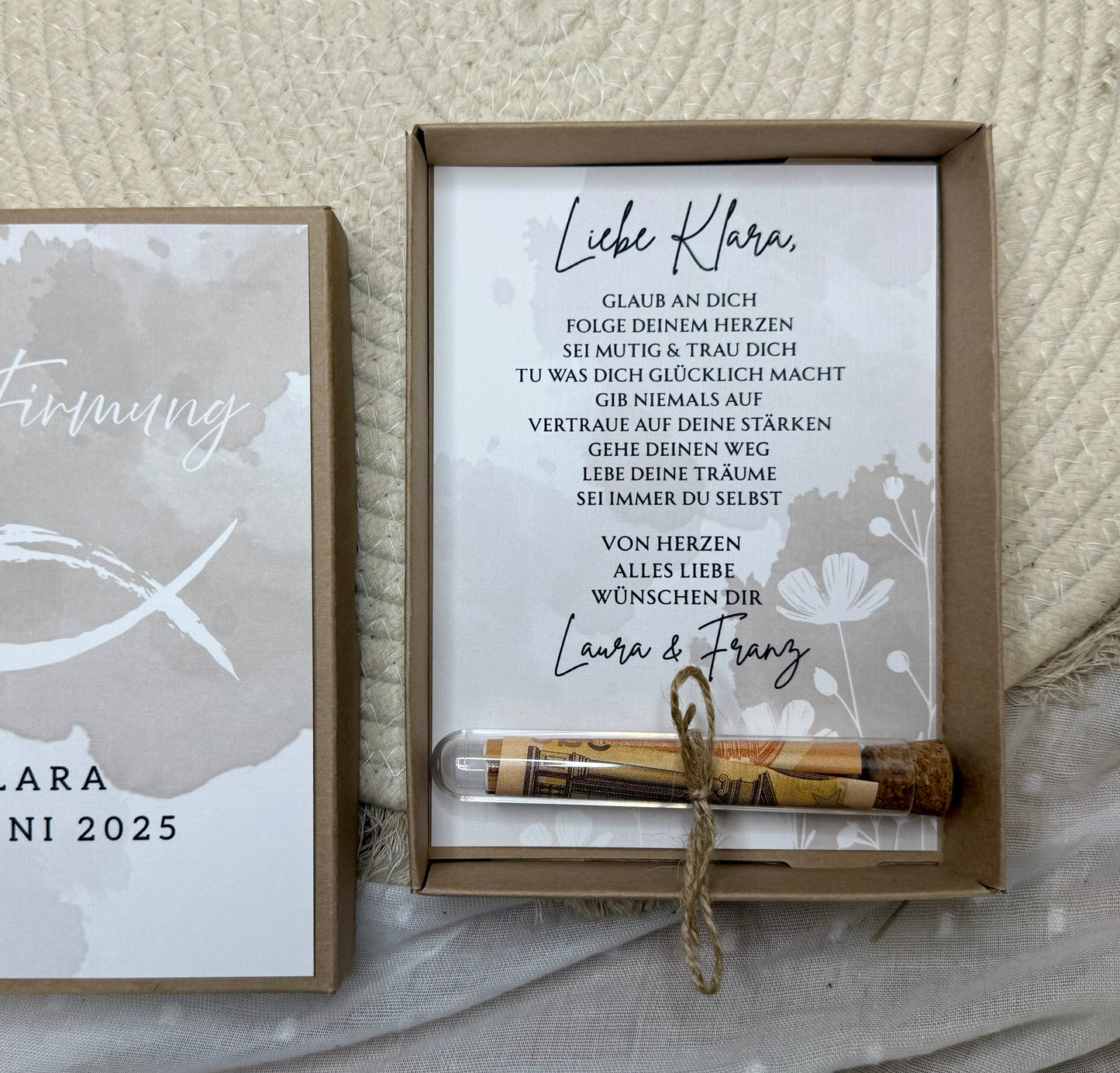 Personalisiertes Geldgeschenk Fisch Taube zur Firmung, Kommunion, Konfirmation, Jugendweihe – Geschenkbox mit Reagenzglas im Boho-Stil