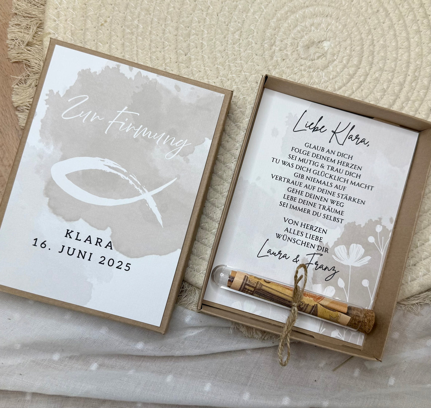 Personalisiertes Geldgeschenk Fisch Taube zur Firmung, Kommunion, Konfirmation, Jugendweihe – Geschenkbox mit Reagenzglas im Boho-Stil