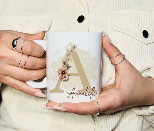 Personalisierte Tasse mit Namen, Buchstaben und Wunschtext Für Männer und Frauen Floral Beige